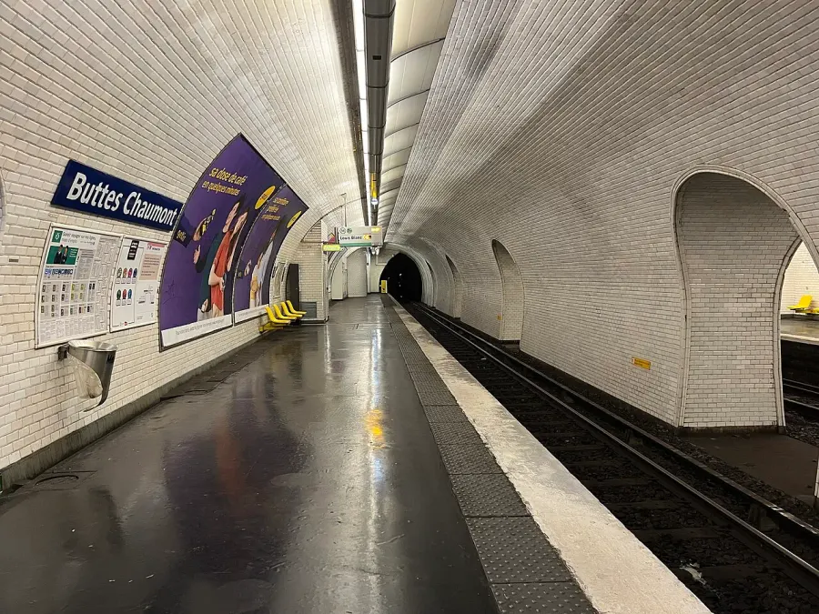 The Buttes Chaumont station card