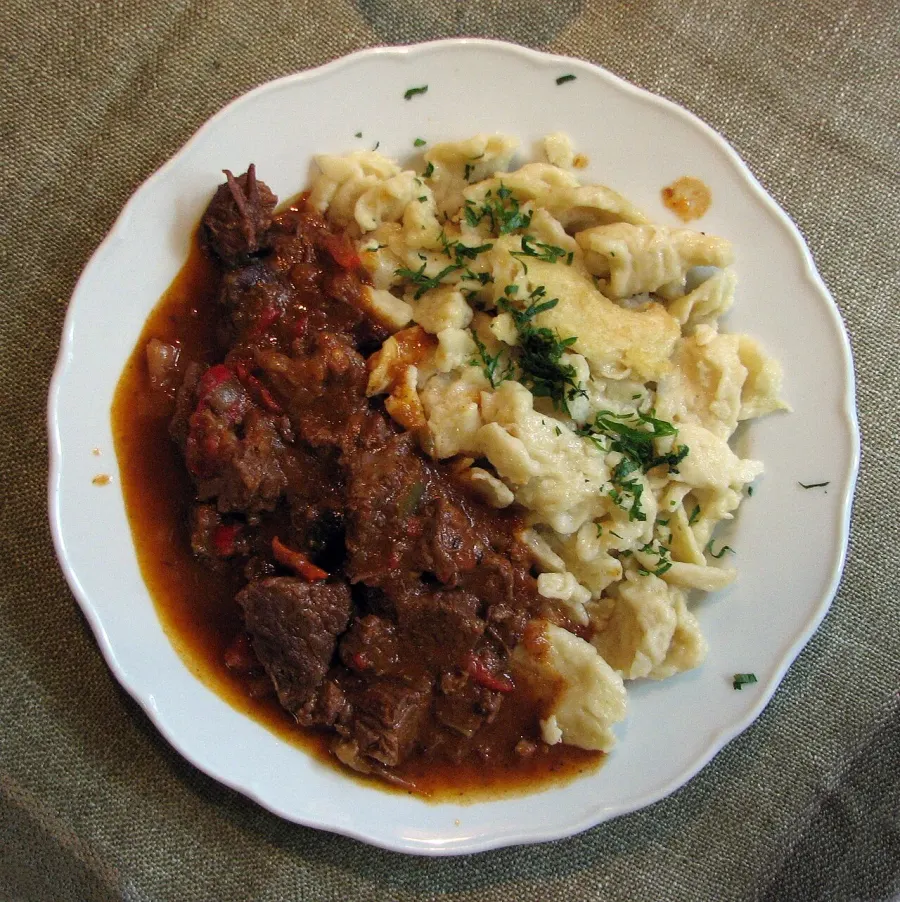 La carte Pörkölt