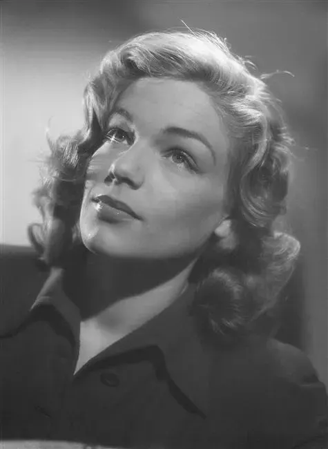 The Simone Signoret card