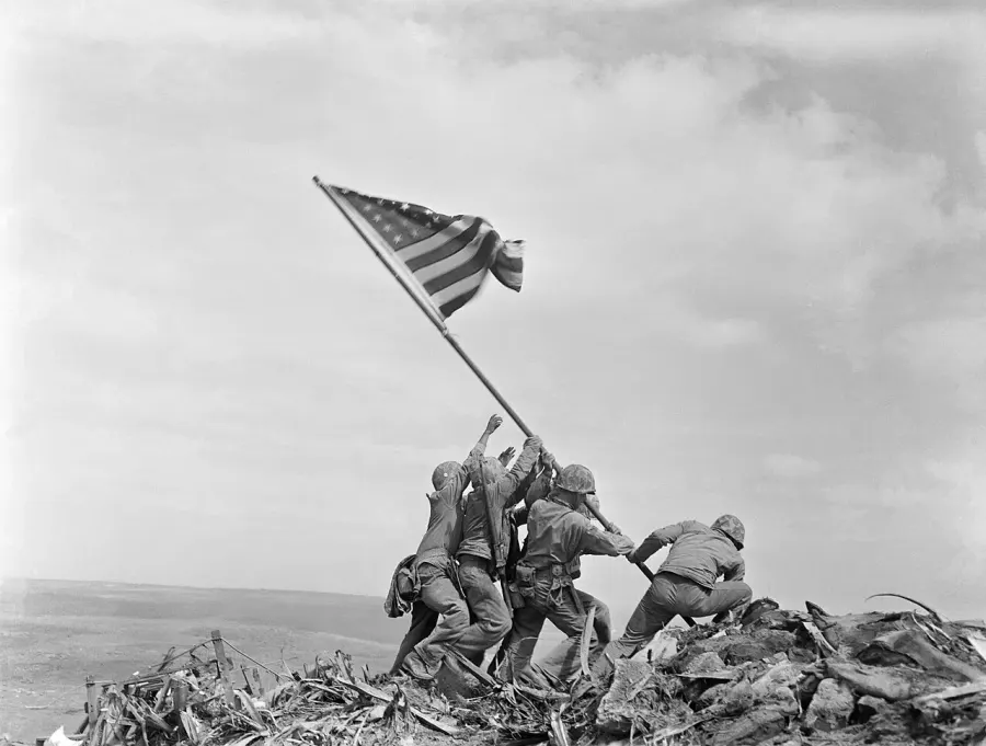 La carte Raising the Flag on Iwo Jima
