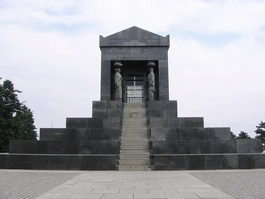 The Monument to the Unknown Hero card