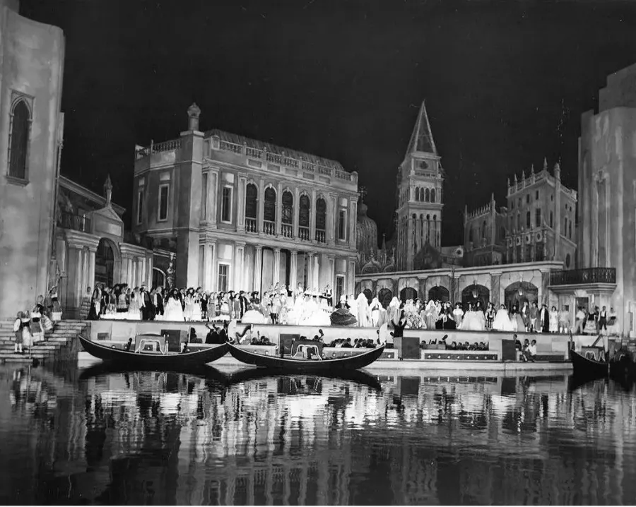 The Eine Nacht in Venedig card