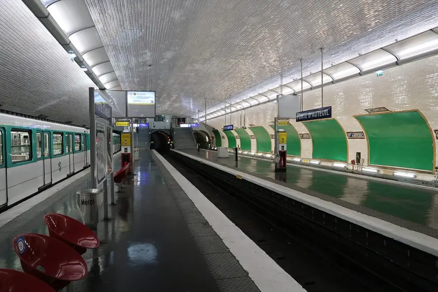 The Porte d'Auteuil station card