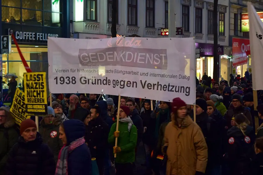 The Gedenkdienst card