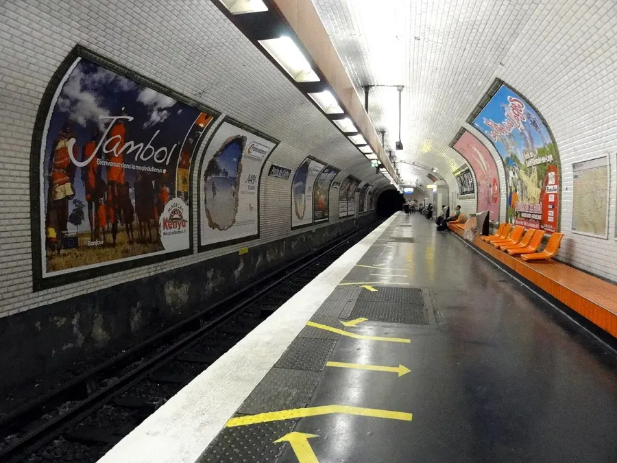 The Porte de Clichy station card