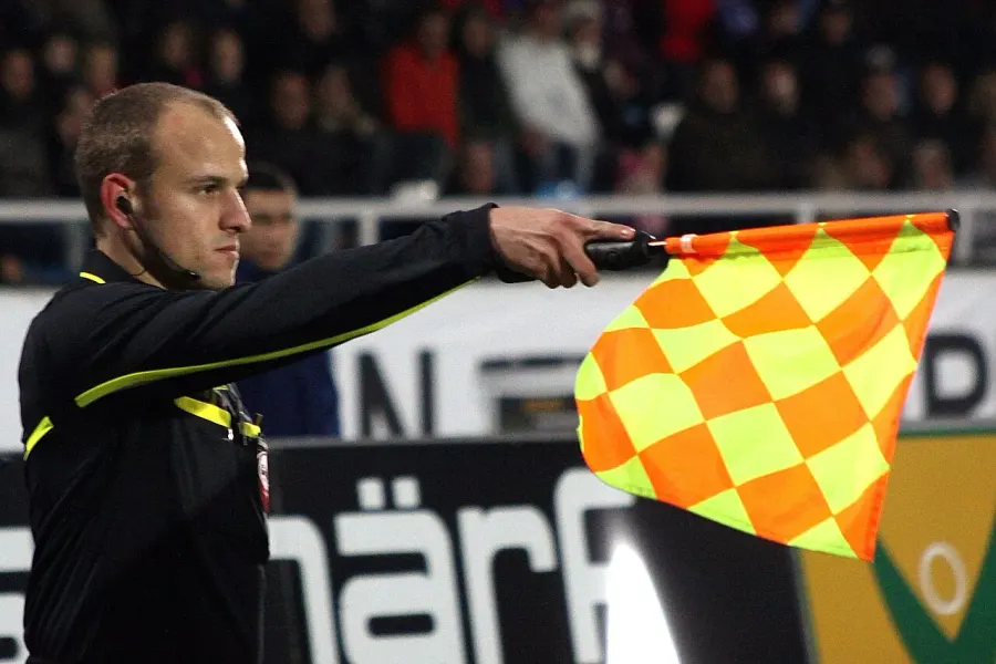 The Assistant referee card