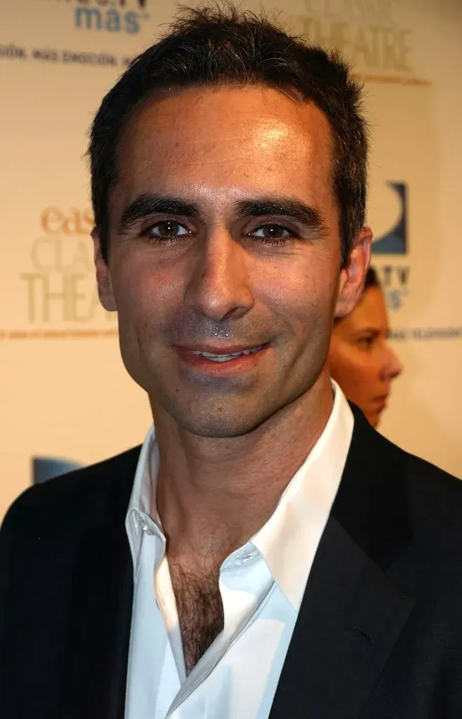 The Néstor Carbonell card