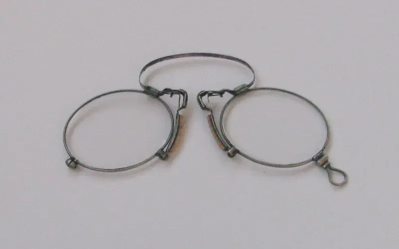 The Pince-nez card