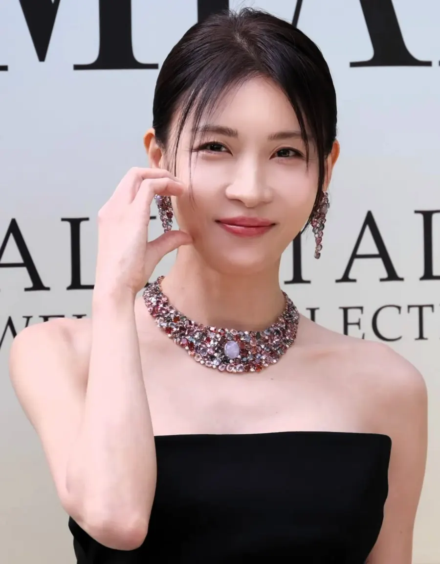 The Ha Ji-won card
