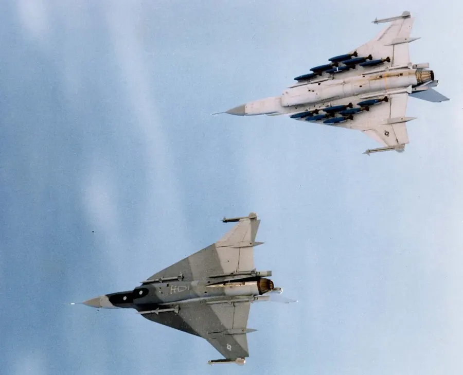 The General Dynamics F-16XL card