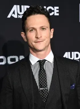 La carte Jonathan Tucker
