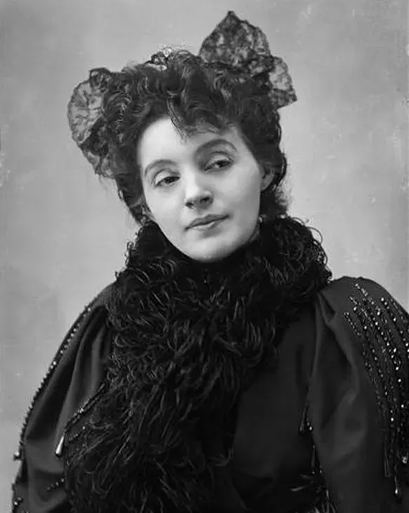 The Gabrielle Réjane card