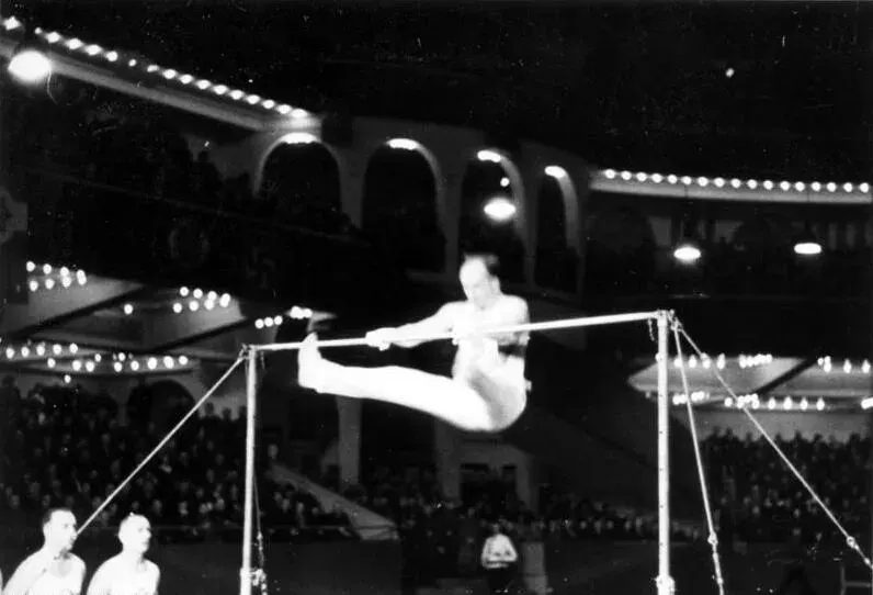 The Horizontal bar card