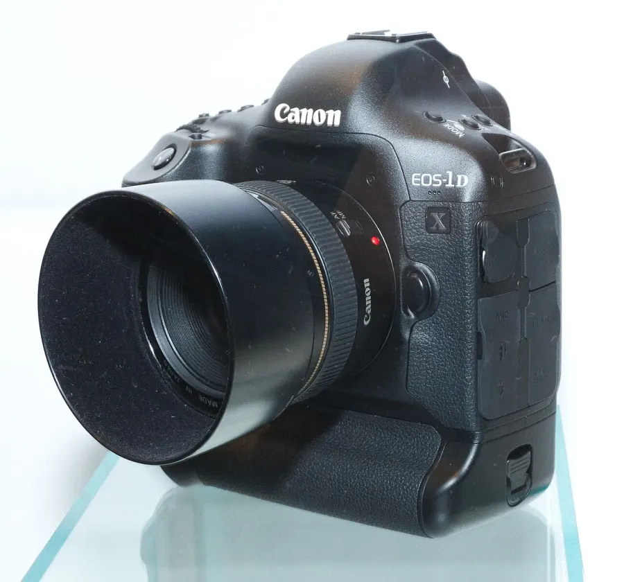 The Canon EOS-1D X card