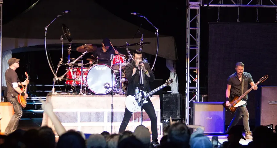 La carte Theory of a Deadman