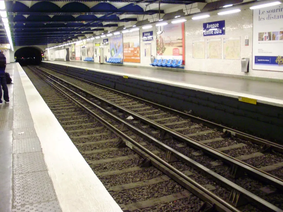 The Avenue Émile Zola station card
