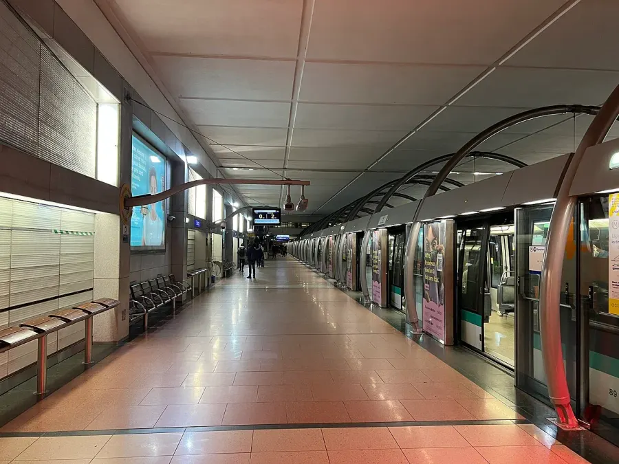 The Bercy station card