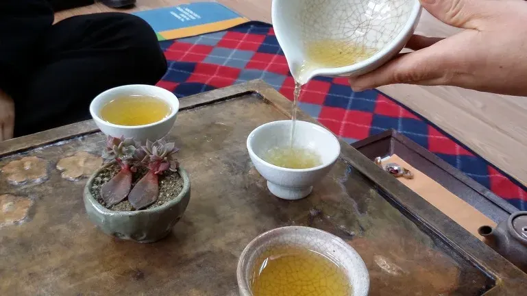 The Yellow tea card