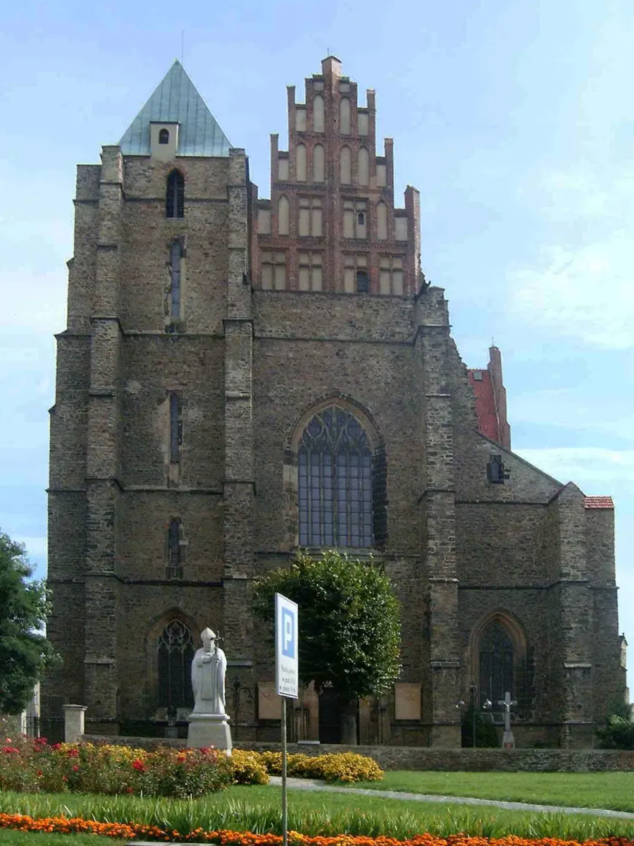 La carte Basilique collégiale des Saints Pierre et Paul à Strzegom