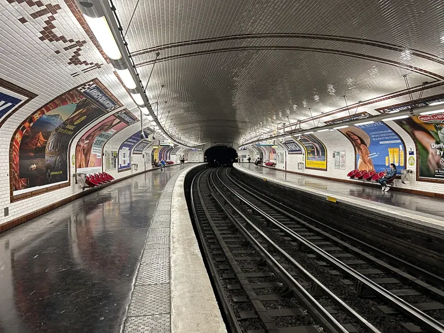 The Lamarck–Caulaincourt station card